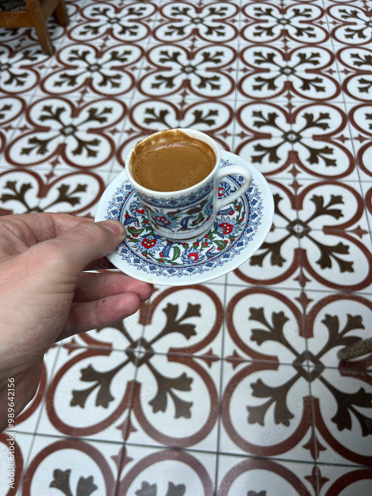 xícara de café com fundo de azulejo