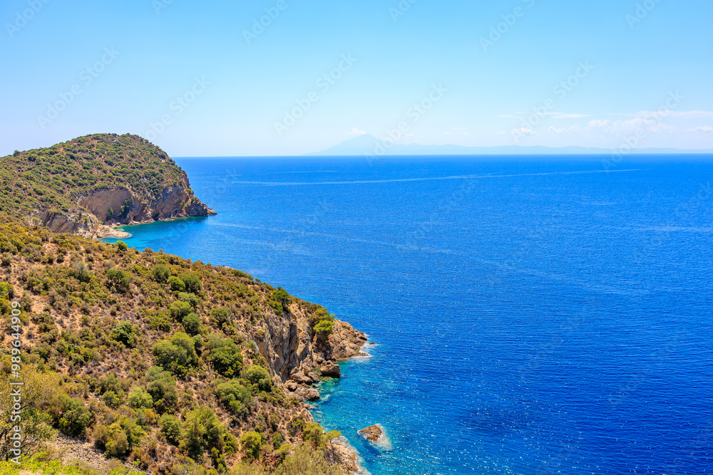 Fototapeta premium A beautiful blue ocean with a rocky shoreline