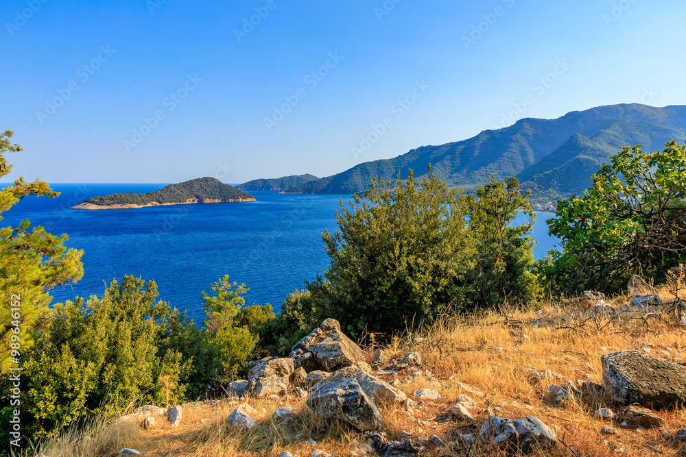 Obraz premium A beautiful view of a lake with mountains in the background