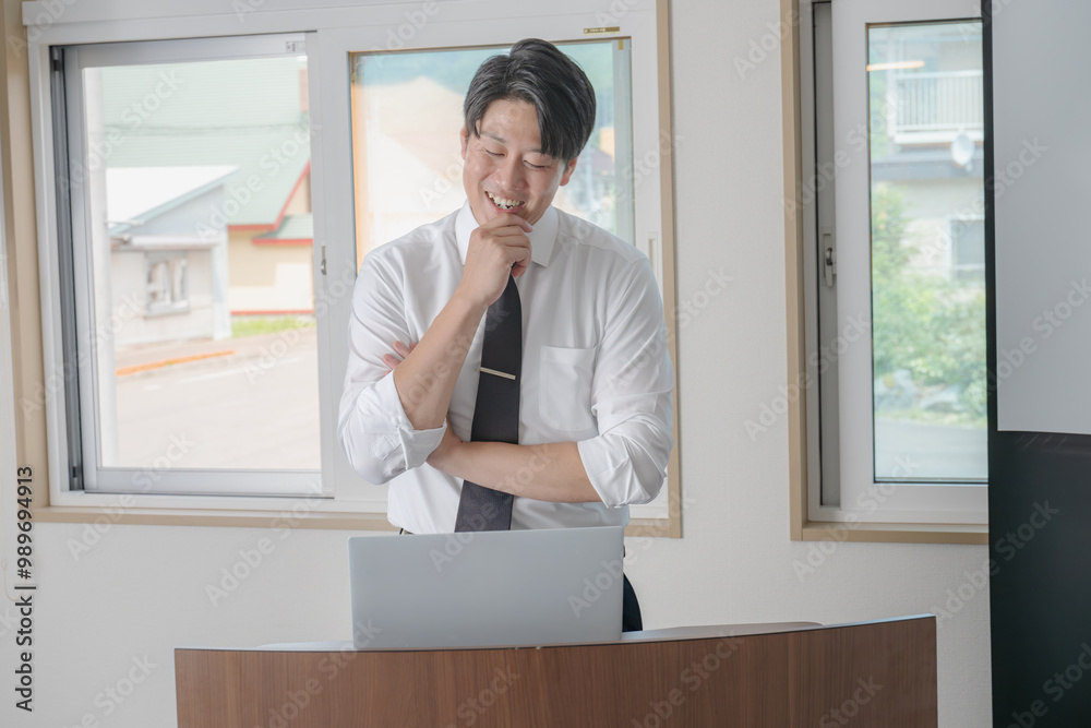考えながら話すビジネスマン 考えながら話すビジネスマン