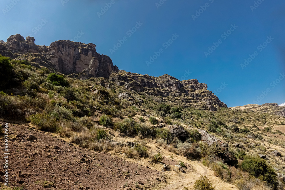 Fototapeta premium Vista del cañón de Apurímac cerca del complejo arqueológico de Wakarapukara en el cañón de Apurímac en Cusco, Perú