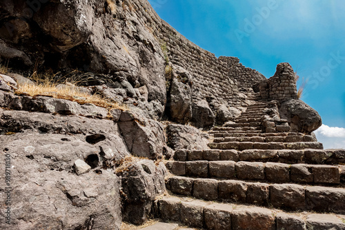 Parte de las escaleras de la zona arqueológica de Wakrapukara en Cusco, Perú, donde se ve la construcción de años anteriores