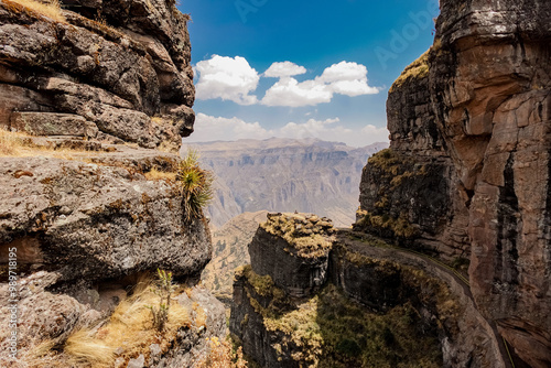 Vista entre las rocas gigantes del cañón de Apurímac en Cusco, Perú, camino hacia la zona arqueológica de Wakrapukara