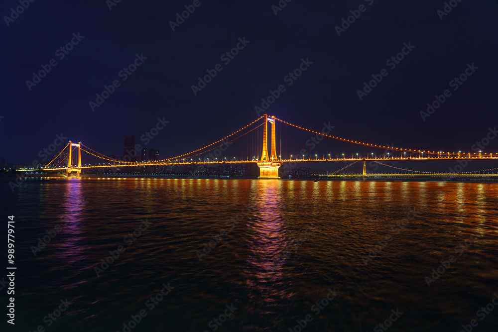 Fototapeta premium Wuhan Yangtze River Scene in Autumn 2024