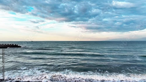 湘南の海岸から太平洋に向かって海面近くを飛行するドローン映像です
