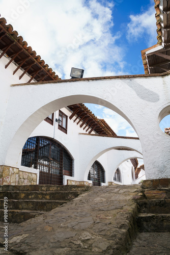 Camino en piedra y arcos coloniales