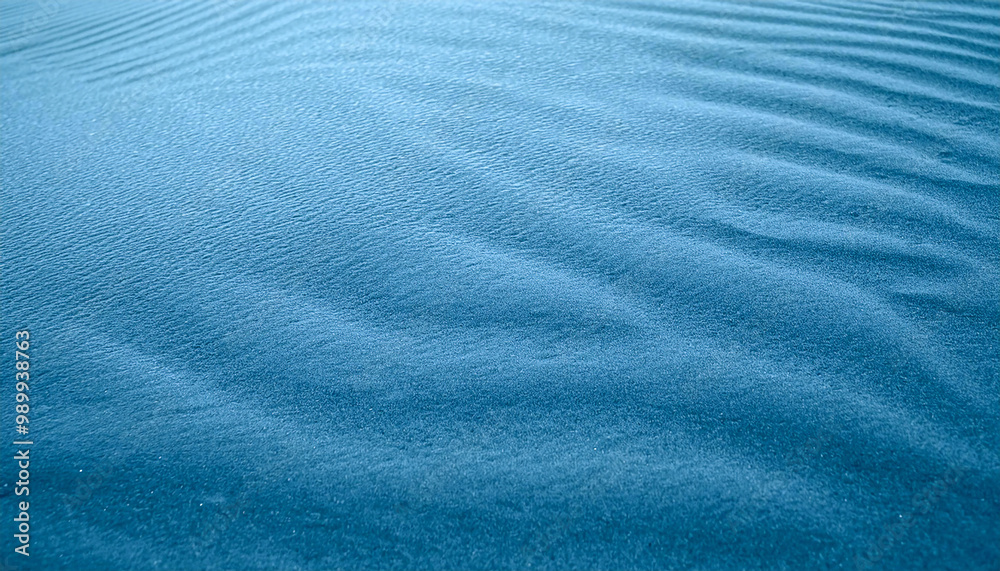 Obraz premium 砂 青 砂紋 自然 テクスチャ 波状 模様 シンプル ミニマル 風景 美しい 滑らか 柔らかい 明るい ナチュラル 風の跡 表面 静けさ 直線 広がり