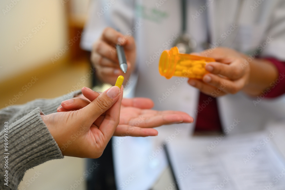 Obraz premium Shot of senior female doctor explaining a prescription to a patient. Healthcare services concept.