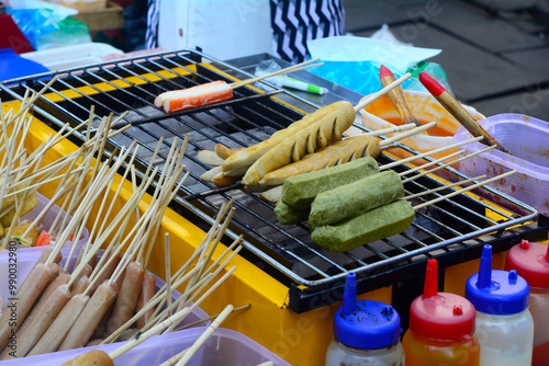 Foto snacks are being grilled on the grill, with a variety of flavors and colors