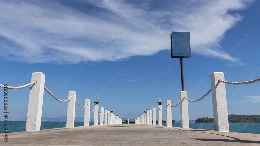 Obraz premium Pier bridge made of concrete with large rope railings on two sides