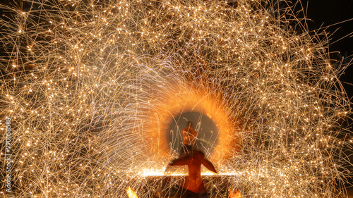 Foto Performers perform a fire baton twirling show