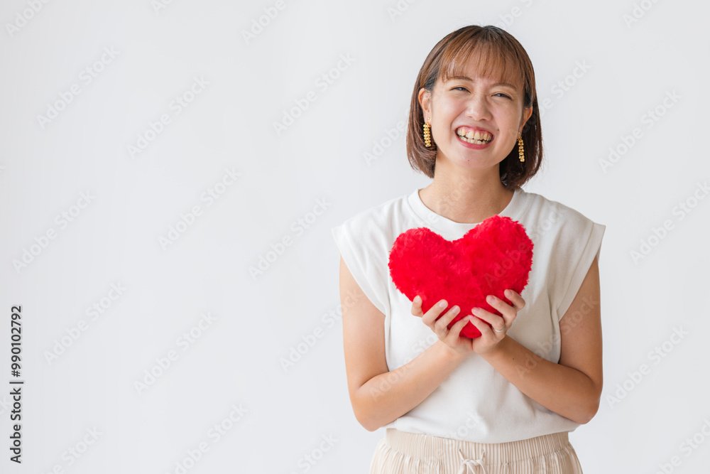 ハートを渡す若い女性 ハートを渡す若い女性