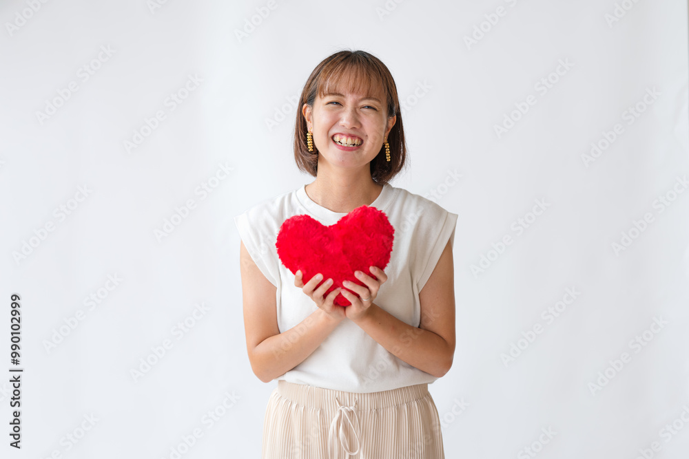 ハートを渡す若い女性 ハートを渡す若い女性