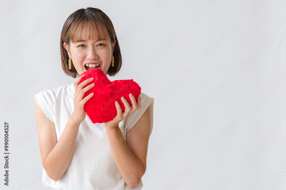 ハートを食べる若い女性 ハートを食べる若い女性