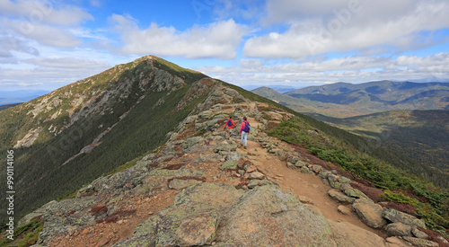 Billede på lærred Hikers trekking along Franconia mountain ridge traverse at Mont Lafayette with a