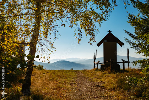 Fototapeta Naklejka Na Ścianę i Meble -  Kapliczka na szczycie góry