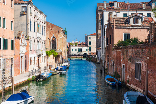 Quadro em tela Vue d'un canal à Venise dans le Cannaregio depuis un pont avec des bateaux accos