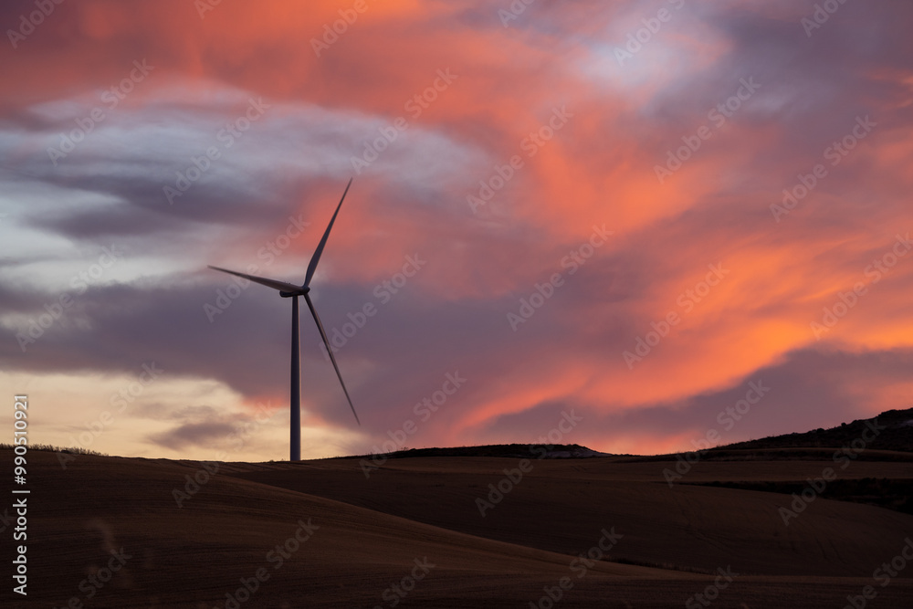 Obraz premium Molino eólico al atardecer