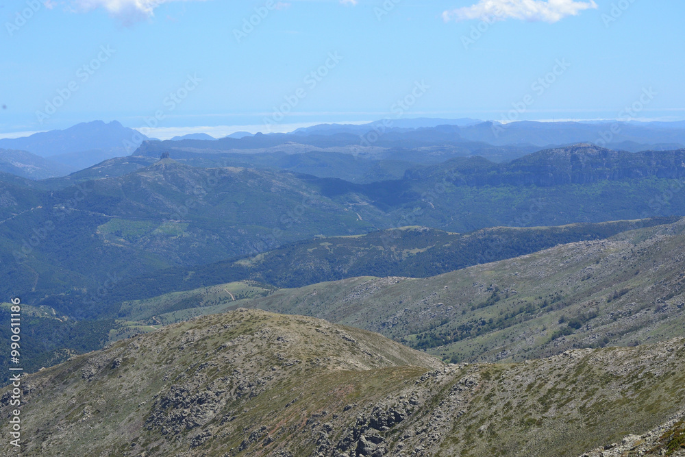Vedute panoramiche sul sentiero per Punta La Marmora, sui Monti del Gennargentu, sullo sfonfo Monte Perda Liana a sinistra e Monte Pizzu Margiani Pubusa a destra Vedute panoramiche sul sentiero per Punta La Marmora, sui Monti del Gennargentu, sullo sfonfo Monte Perda Liana a sinistra e Monte Pizzu Margiani Pubusa a destra