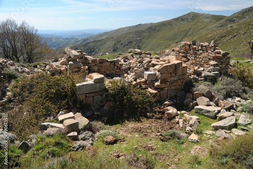 Vedute panoramiche sul sentiero per Punta La Marmora, sui Monti del Gennargentu, rovine del rifugio La Marmora photo