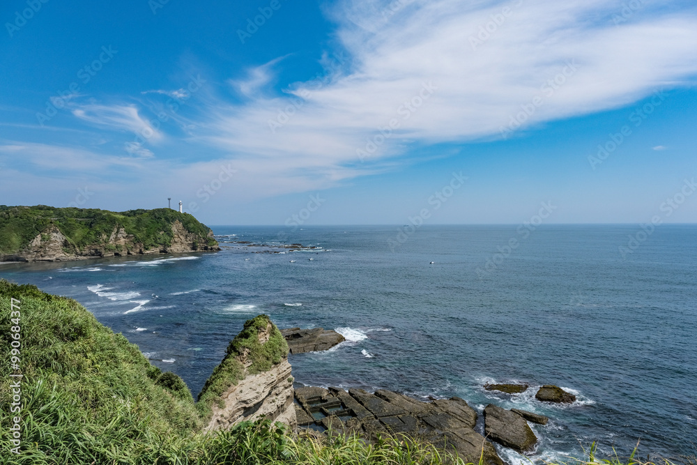 Fototapeta premium 八幡岬公園から見る勝浦灯台