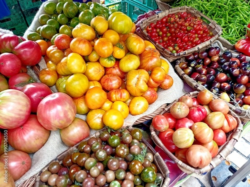 Surtido de tomates variados en el mercado