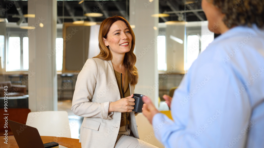 Obraz premium Two female colleagues discussing business