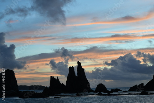 橋杭岩の夜明けと雲の切れ間の美しい海岸