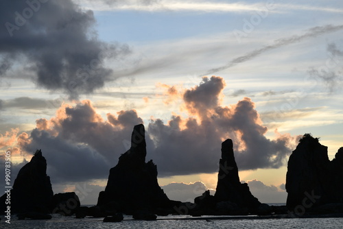 橋杭岩の夜明けと雲の切れ間の美しい海岸