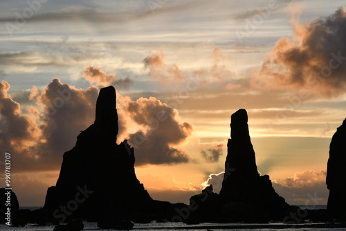 橋杭岩の夜明けと雲の切れ間の美しい海岸