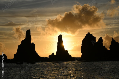 橋杭岩の夜明けと雲の切れ間の美しい海岸