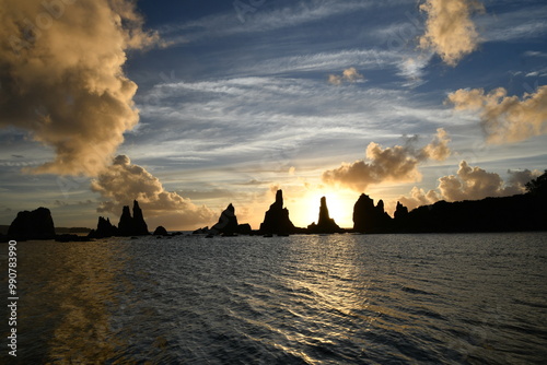 橋杭岩の夜明けと雲の切れ間の美しい海岸