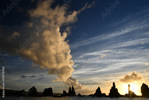 橋杭岩の夜明けと雲の切れ間の美しい海岸