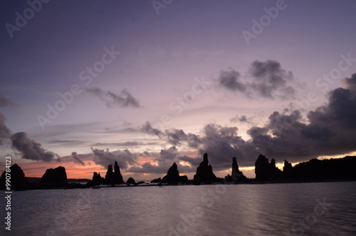 橋杭岩の夜明けと雲の切れ間の美しい海岸