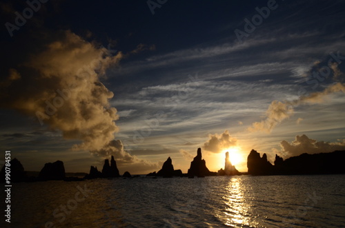 橋杭岩の夜明けと雲の切れ間の美しい海岸