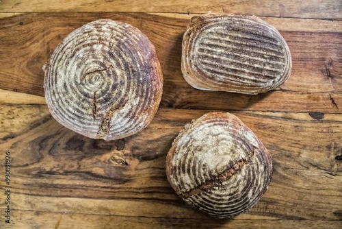 Obraz na płótnie Drei Kümmelbrote auf einem Holztisch w salonie
