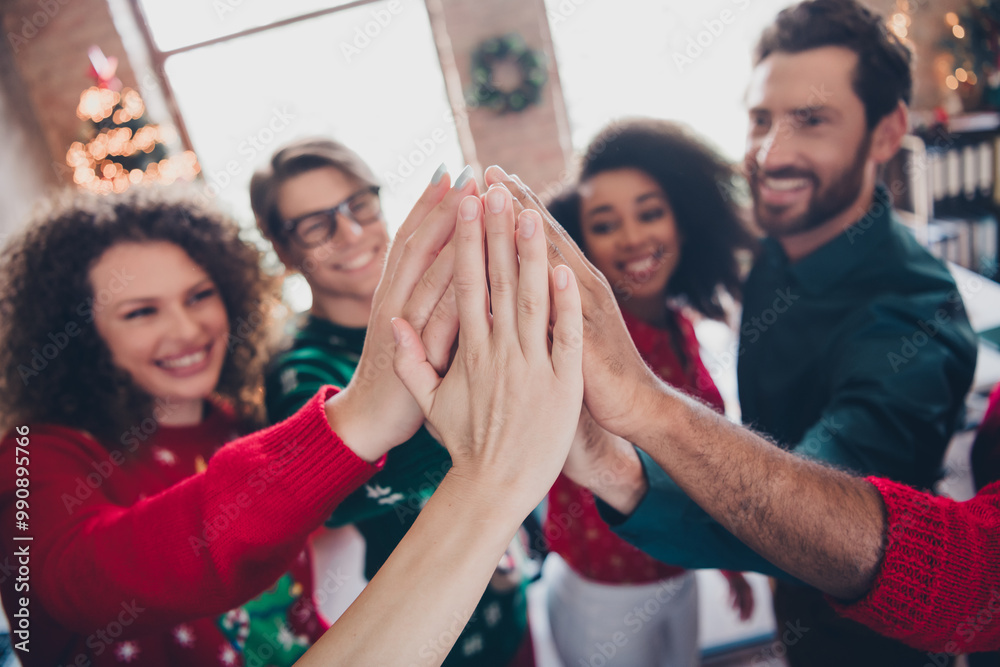 Obraz premium Photo of cheerful young people colleagues give highfive support cozy christmas party decor spacious office indoors