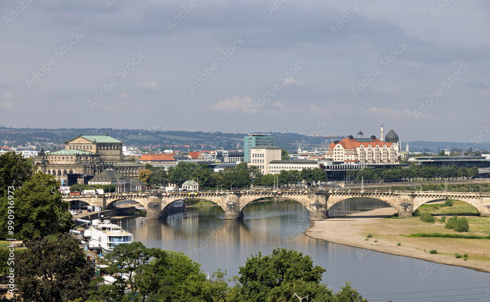 Obraz premium View from a higher vantage point over Dresden, the Elbe and the Augustus Bridge