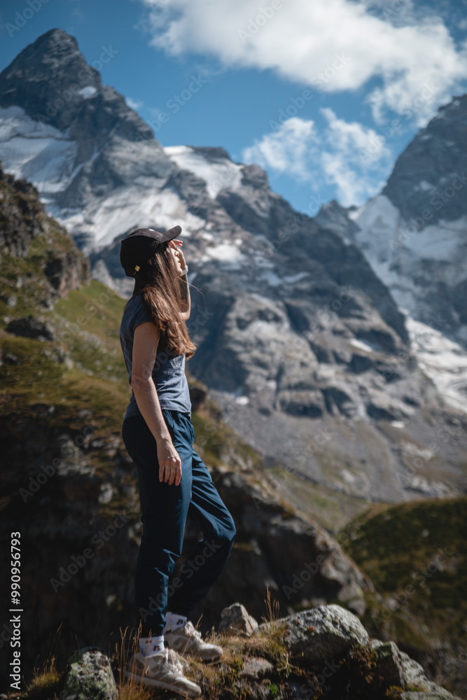 Naklejka premium woman hiking in mountains
