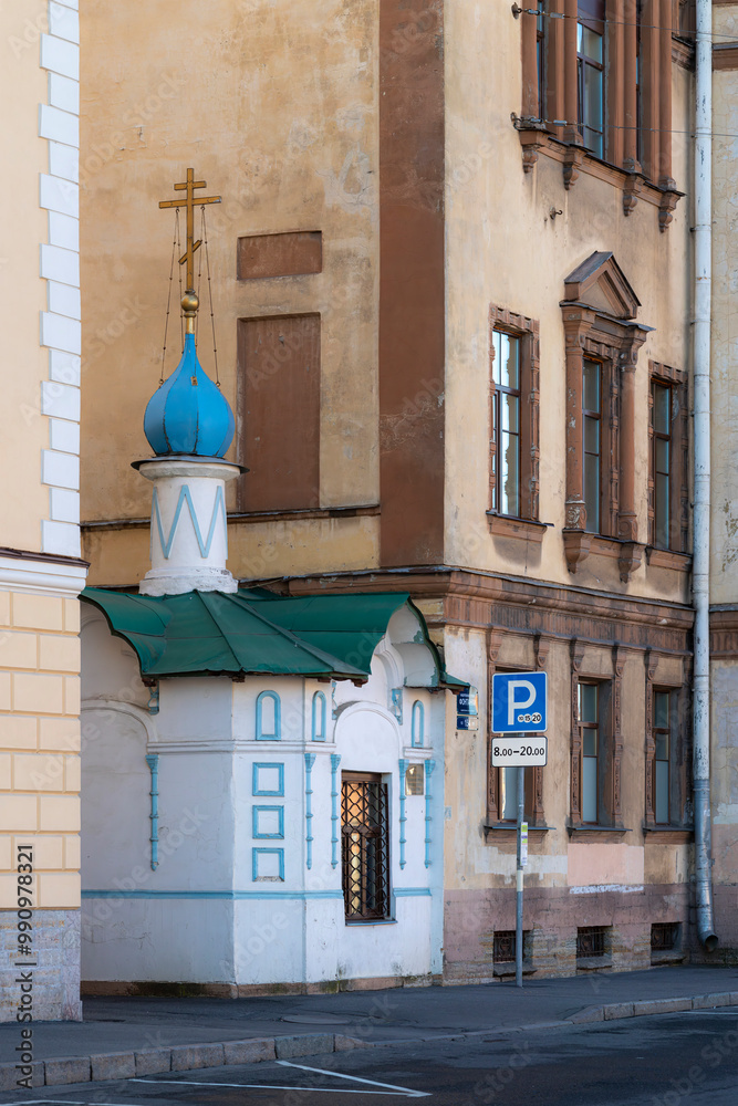 Obraz premium A small Orthodox chapel between two houses in the historical center of St. Petersburg, Russia.