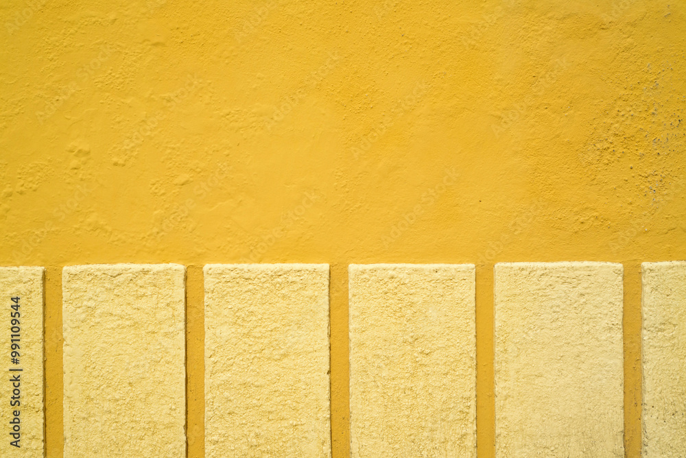 Fototapeta premium Cuadrados amarillos en pared amarillo