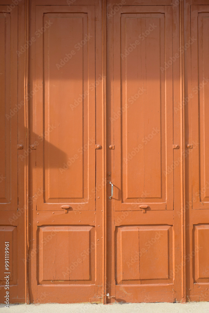 Puerta de madera con cuadrados ornamentales pintada de marrón Puerta de madera con cuadrados ornamentales pintada de marrón
