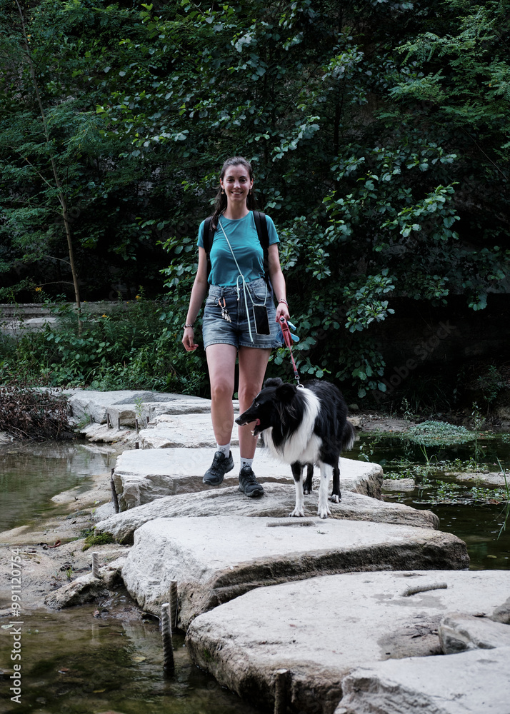 Foto scattata lungo il sentiero del Neirone a Gavi ad una ragazza col suo cucciolo di border collie.