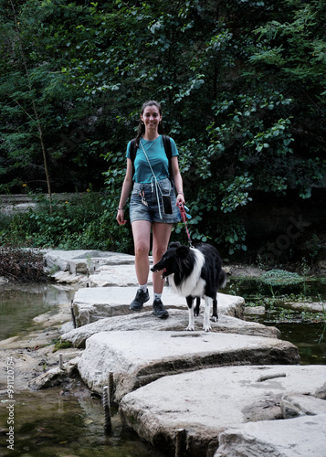 Obraz na płótnie Foto scattata lungo il sentiero del Neirone a Gavi ad una ragazza col suo cucciolo di border collie. w salonie