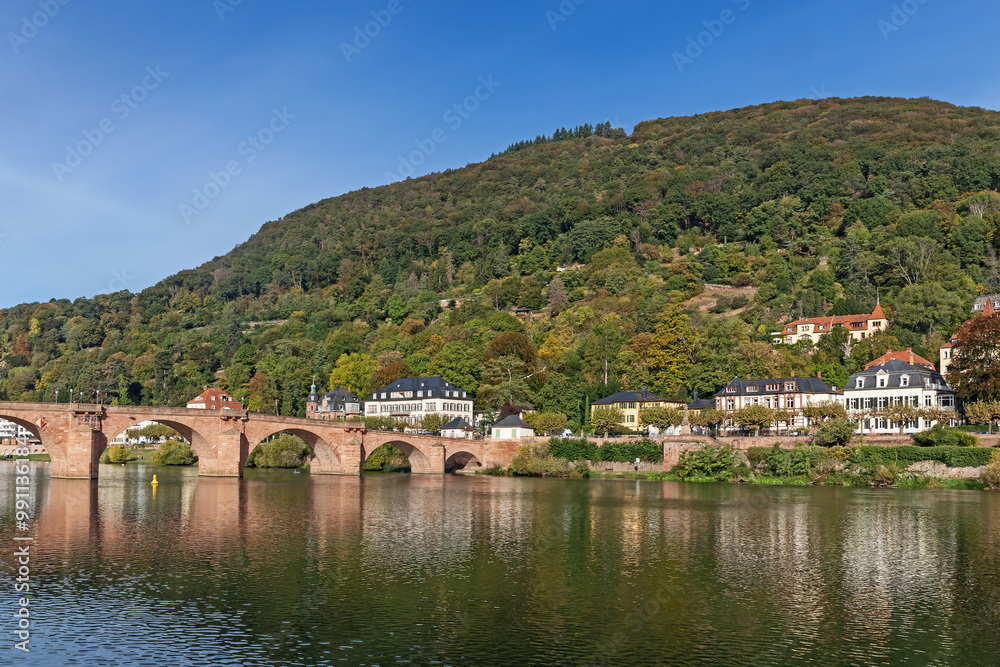 Der Heiligenberg am Rand des Odenwalds bei Heidelberg in Baden-Württemberg, Deutschland mit Wald, Villen im Stadtteil Neuenheim und der Alten Brücke über den Neckar. Der Heiligenberg am Rand des Odenwalds bei Heidelberg in Baden-Württemberg, Deutschland mit Wald, Villen im Stadtteil Neuenheim und der Alten Brücke über den Neckar.