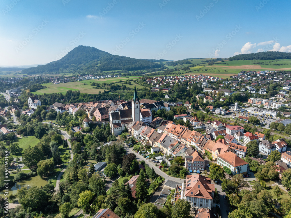 Fototapeta premium Luftbild von der Stadt Engen im Hegau