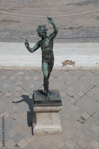 La statue en bronze du Faune ou satyre dansant. Pompéi photo