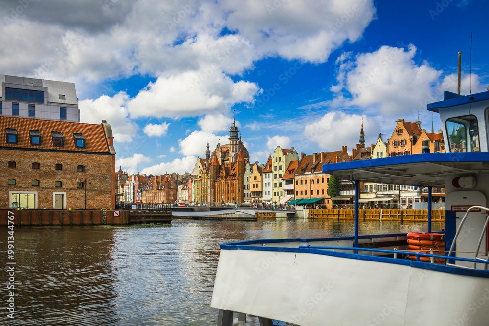 Obraz premium Beautiful city of Gdansk in the margins of the Motlawa river with the touristic boats and coloured buildings