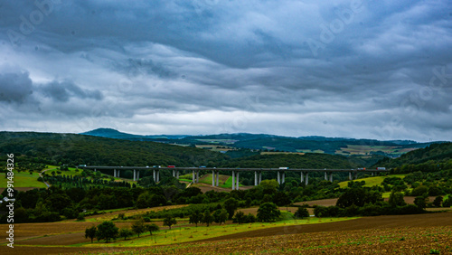 Autobahnbrücke über Landschaft