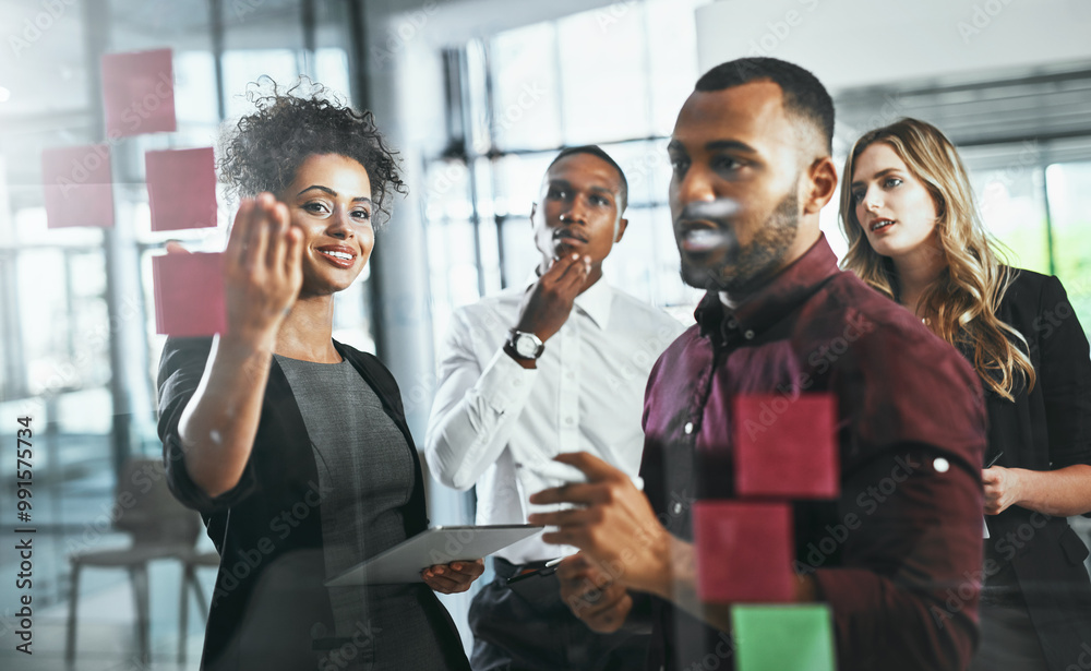 Obraz premium Sticky notes, glass and discussion of group, office and collaboration of employees for stock market. Brainstorming, trader and people with ideas, ambitious and planning for investment opportunity